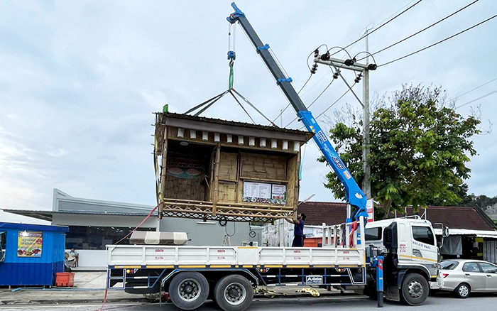 徐工SQS157TL-4隨車(chē)起重機(jī)穿梭東南亞街頭轉(zhuǎn)運(yùn)物料